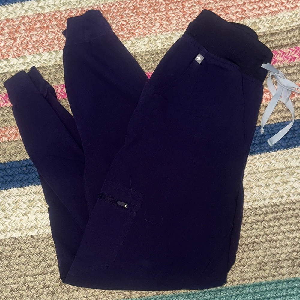 Figs Purple Zamora
Joggers